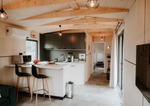 Kuchyňa alebo kuchynka v ubytovaní Moderné ubytovanie so saunou na liptovskom vidieku
