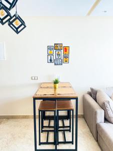 een tafel in een woonkamer naast een bank bij Appartement Cosy, vue sur mer in Mohammedia