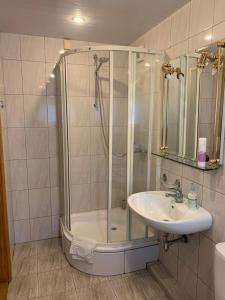 y baño con ducha y lavamanos. en Private room, private bathroom, private entrance in private house en Kaunas