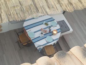 洪達海灘的住宿－Dúplex mediterráneo con piscina y cenador，桌椅的顶部景观
