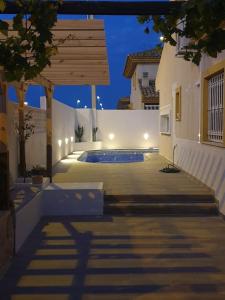 洪達海灘的住宿－Dúplex mediterráneo con piscina y cenador，一座带游泳池的庭院