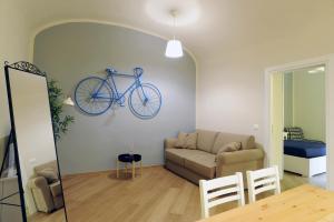 uma sala de estar com uma bicicleta azul pendurada na parede em Home Vaticano 50 steps from Museum em Roma