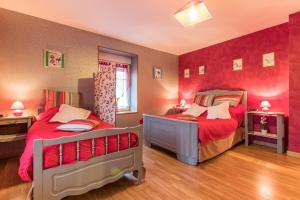 1 Schlafzimmer mit 2 Betten und roten Wänden in der Unterkunft Le clair-soleil in Briaucourt
