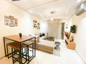 ein Wohnzimmer mit einem Sofa und einem Tisch in der Unterkunft Appartement Cosy, vue sur mer in Mohammedia