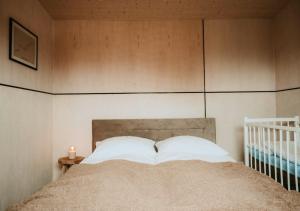 - un lit avec 2 oreillers dans une chambre dans l'établissement Moderné ubytovanie so saunou na liptovskom vidieku, à Liptovské Matiašovce