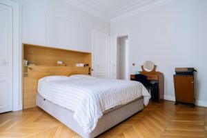 Lova arba lovos apgyvendinimo įstaigoje Spacious Parisian Family Apartment In 7th