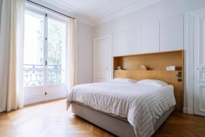 Lova arba lovos apgyvendinimo įstaigoje Spacious Parisian Family Apartment In 7th