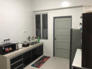 A kitchen or kitchenette at Venus Hollywood Homestay Sitiawan