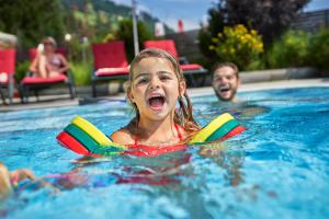 Bazén v ubytování Familotel Amiamo nebo v jeho okolí
