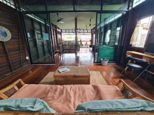 Posezení v ubytování Non House Bangkok บ้านนอนโฮสเทล