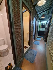 Koupelna v ubytování Non House Bangkok บ้านนอนโฮสเทล