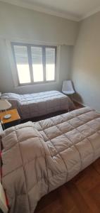 En eller flere senge i et værelse på Azul Alvear Suites
