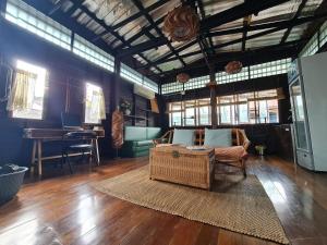 Posezení v ubytování Non House Bangkok บ้านนอนโฮสเทล