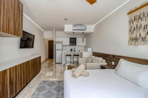 - une chambre avec un lit et un salon dans l'établissement Mya Residence 206 at Aldea Zama, à Tulum