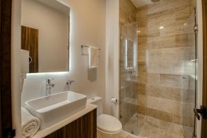 La salle de bains est pourvue d'un lavabo et d'une douche. dans l'établissement Mya Residence 206 at Aldea Zama, à Tulum