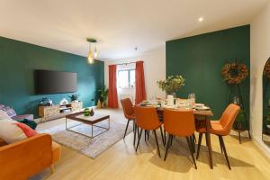 uma sala de estar com uma mesa e cadeiras e um sofá em Lilyturf - 2 Bedroom Luxury Apartment by Mint Stays em Bristol
