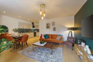 a living room with a couch and a table at Lilyturf - 2 Bedroom Luxury Apartment by Mint Stays in Bristol