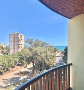 - un balcon avec vue sur une route et un bâtiment dans l'établissement SOL Aguadulce, à Roquetas de Mar