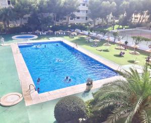 - une vue sur la piscine d'un complexe dans l'établissement SOL Aguadulce, à Roquetas de Mar