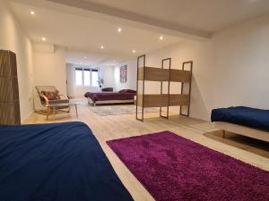 Habitación con dormitorio con cama y alfombra morada. en Villa de l'Eculaz, en Reignier