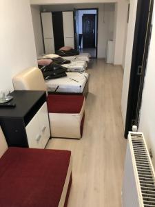 eine Reihe von Betten in einem Zimmer in der Unterkunft Hostel Mialma in Onești