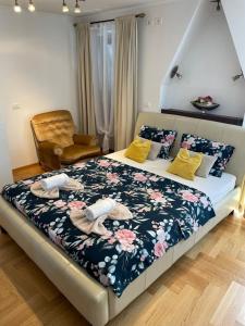 1 Schlafzimmer mit einem Bett mit Blumenbettdecke in der Unterkunft First row to the sea - Maremi Izola Apartment terrace in Izola
