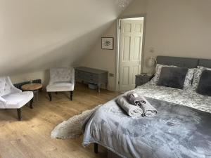 Postel nebo postele na pokoji v ubytování Cotswold Lodge
