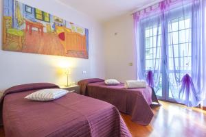 马帝斯兹罗Appartamento Bellaria Luxury - MyHo Casa的一间卧室，墙上有两张床和一幅画 更多22张照片