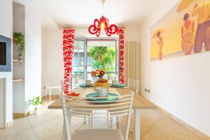 马帝斯兹罗Appartamento Bellaria Luxury - MyHo Casa的餐厅里有一张桌子和几把椅子