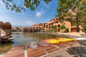 un grupo de kayaks sentados en una mesa junto a un río en Barceló Tenerife Royal Level en San Miguel de Abona