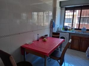 uma mesa vermelha numa cozinha com uma bancada vermelha em APPARTEMENT ZENITH em Casablanca