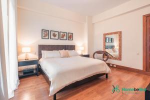 1 dormitorio con 1 cama grande y espejo en Be relaxed at this 2BR apt at Casa De Campo en Buena Vista