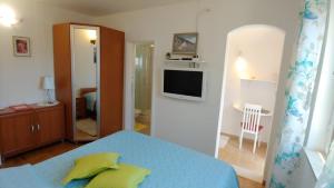 une chambre avec un lit avec deux oreillers dessus dans l'établissement Apartment in Bol with terrace, air conditioning, WiFi, washing machine 3634-4, à Bol