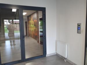 szklane drzwi w budynku z obrazem w obiekcie Apartament Gliwice Górnych Walów w mieście Gliwice