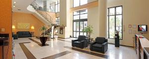 a lobby with chairs and a staircase in a building at Flat Live & Lodge c/ vaga de garagem UH1003 in Sao Paulo