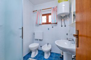 ein Bad mit einem WC und einem Waschbecken in der Unterkunft House Mali Losinj (137) in Mali Lošinj