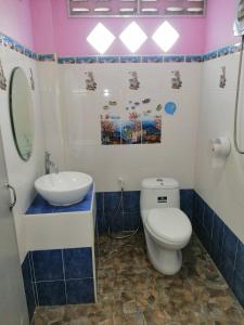 Ett badrum på B TONG HOUSE Khaokho Resort