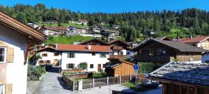 a view of a village with houses and trees at Ferienhaus Klotz das familienfreundliche Ferienhaus in Mittenwald