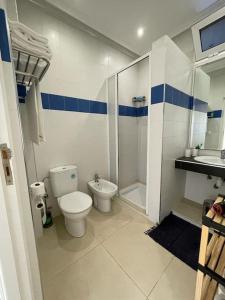 uma casa de banho com um WC, um chuveiro e um lavatório. em Villa à 2 pas de la plage - 4 chambres em Imsouane