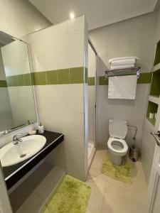 uma casa de banho com um lavatório e um WC em Villa à 2 pas de la plage - 4 chambres em Imsouane