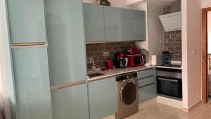 Kuchnia lub aneks kuchenny w obiekcie Beachside Apartment - Sleeps 3 Balcony & Parking