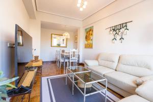 ¡Recién publicado!Amezola - Bilbao في بلباو: غرفة معيشة مع أريكة وطاولة