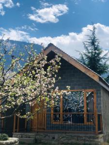 Fotografie z fotogalerie ubytování Winterfell The Stay, Unique River Front Resort v destinaci Manāli