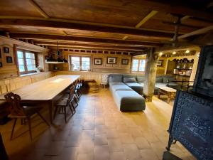 a large living room with a long table and a couch at Gîte Le Chut - Piscine & Jacuzzi - 11 à 14 personnes in Rangen