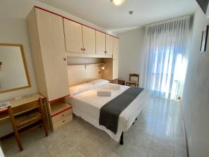 Łóżko lub łóżka w pokoju w obiekcie Hotel Rosa Caorle
