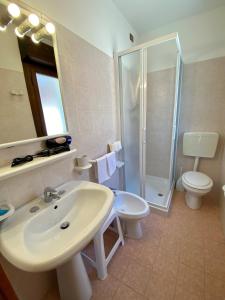 Łazienka w obiekcie Hotel Rosa Caorle