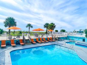 Bazén v ubytování Palette Resort Myrtle Beach nebo v jeho okolí