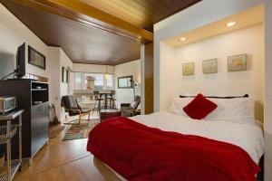 ein Schlafzimmer mit Bett und ein Wohnzimmer in der Unterkunft Eolus 526 in Durango Mountain Resort