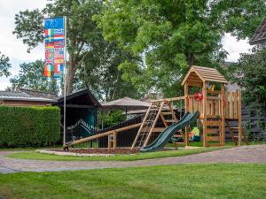 een speeltuin met een glijbaan en een speelstructuur bij De Sloothaak in Giethoorn