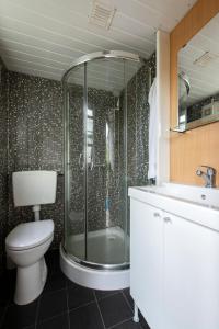 La salle de bains est pourvue d'une douche, de toilettes et d'un lavabo. dans l'établissement 87, gelegen in het rustige & bosrijke Oisterwijk!, à Oisterwijk